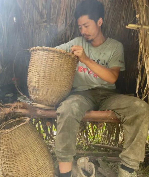 融创优配 瘦了31斤，经历70天荒野求生，怀化90后杨东东成为荒野之王，获得10万元奖金！每顿饭都会吃点老鼠，他说自己还能再坚持一个月