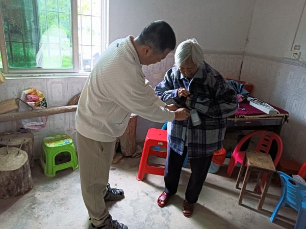 掌上世界 细雨送暖 情满重阳|省医驻村书记为香山村老人送去健康与温暖